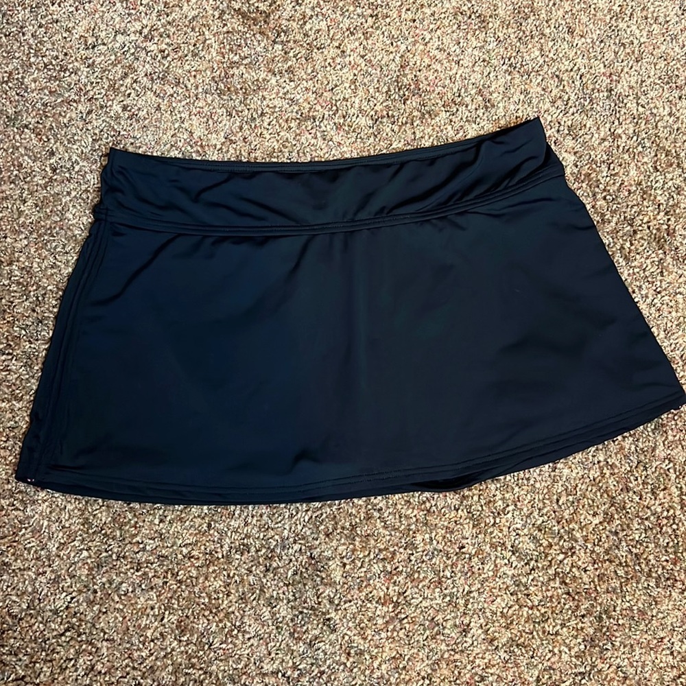 TYR Swim skort in black